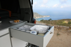 11VW Campervan in Italien - Schublade