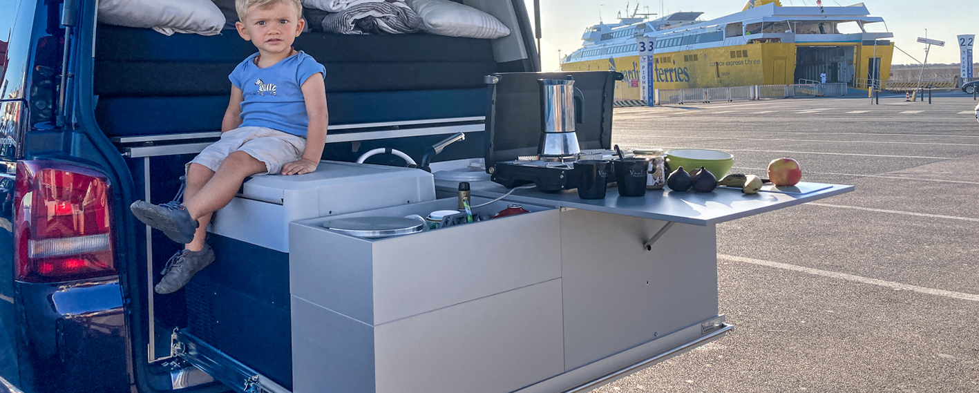 Camping-Küchensystem auf dem Heckauszug des Vans