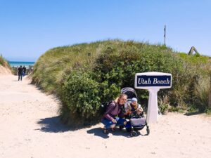 Frau und Kind am Strand