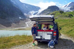 Campingbus-Stellplatz in der Natur mit Heckkueche und Schlafsystem sowie Staumodul immer alles dabei