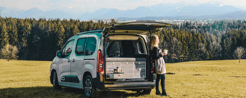 Citroen Berlingo mit VanEssa Küche und Schlafsystem mit Bergpanorama