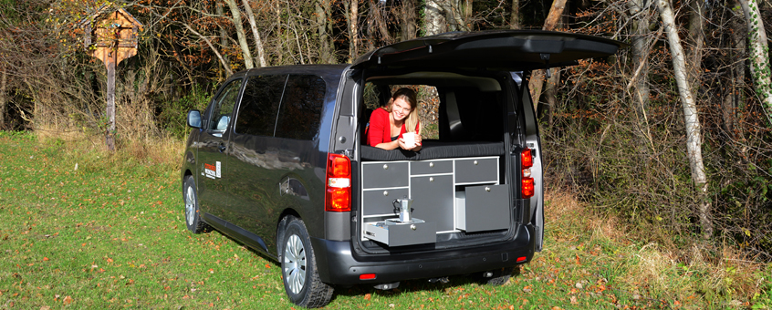 Citroen Jumpy mit VanEssa Küche und Schlafsystem vor Waldstück