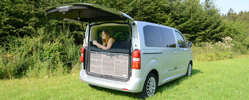 Peugeot Traveller Campingbus mit VanEssa Campingbox und Bett