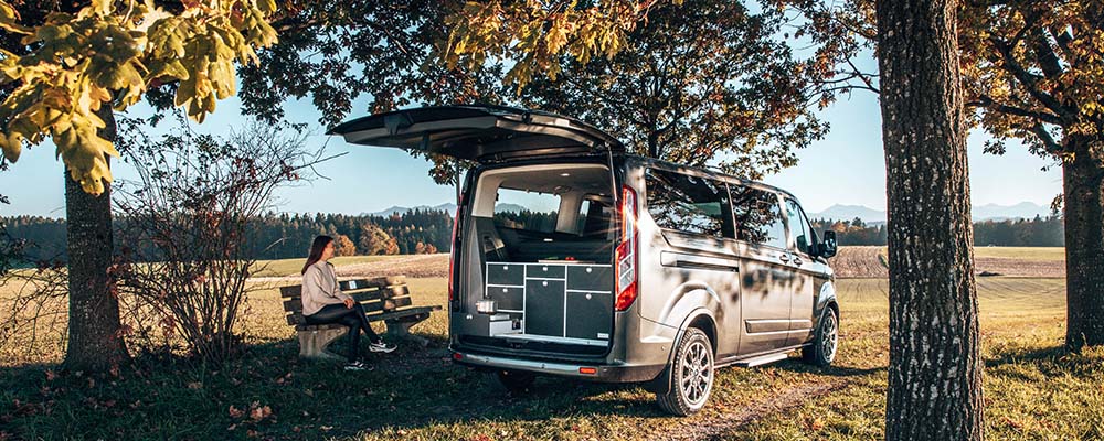 Ford Campervan mit VanEssa Heckküche und Bett