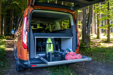 VanEssa Heckauszug Riva im Ford Tourneo Custom mit Lithiumblock Wanderausruestung