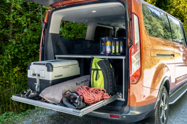 VanEssa Heckauszug Riva im Ford Tourneo Custom mit Dometic Kompressor Kuehlbox CFF35 und Wanderausruestung