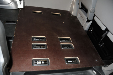 Ladeboden VW Transporter Caravelle Bodenplatte halb im VW Bus Detailansicht
