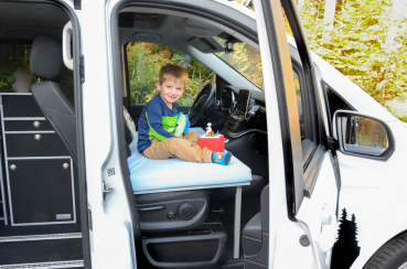 VanEssa Kinderbett im Cockpit des Mercedes-Van