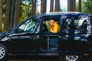 VanEssa Schlafsystem Doppelbett VW Caddy 5 Ford Tourneo Connect 3 Seitenansicht Outdoor