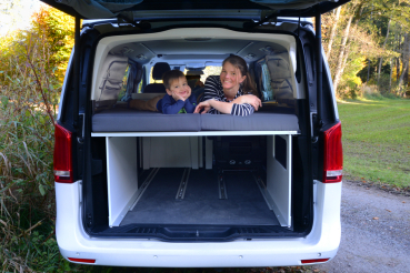 VanEssa Surfer sleeping system divided as a single bed, variable to the double bed in the Mercedes V-Class