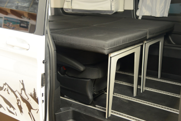 VanEssa Schlafsystem Surfer geteilt zur Kueche als Doppelbett VW T5 / T6 / T6.1