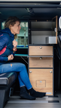 VanEssa Aufsatzschrank offen auf Modulturm T2 im Van in Graphit Wildeiche im Fahrzeug