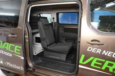 VanEssa Arco System im XL-PSA-Van mit aufgestellten Einzelsitz