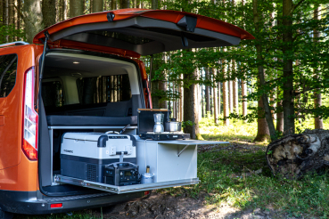 VanEssa Heckauszug Kueche Riva im Ford Tourneo Custom mit Zweiflammkocher und Kuehlbox