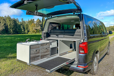 VanEssa Arco System mit Kueche Fahrerseite und Doppelbett und zweiter Auszug im VW-Bus