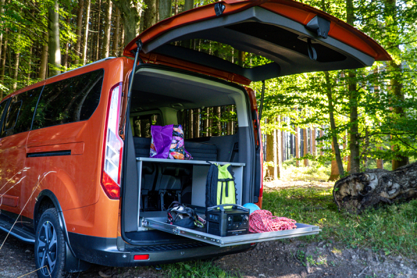 VanEssa Heckauszug Riva und Schlafsystem im Ford Tourneo Custom