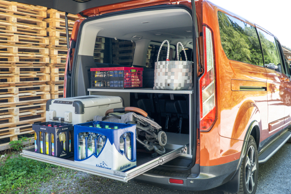 VanEssa Heckauszug Riva im Ford Tourneo Custom mit Dometic Kompressor Kuehlbox CFF35 fuer Einkauf