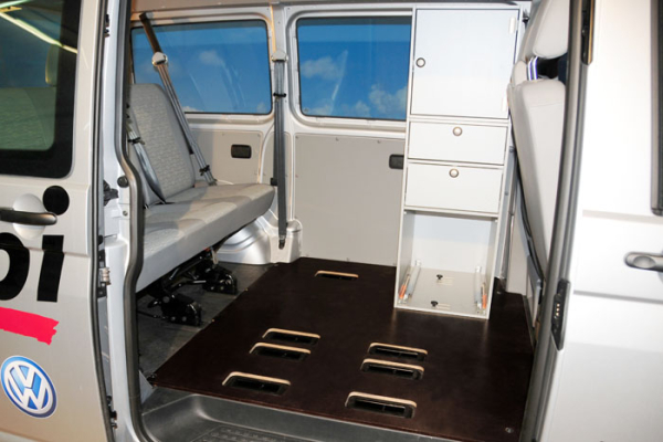 Ladeboden VW Transporter Caravelle Bodenplatte halb im VW Bus Seitenansicht