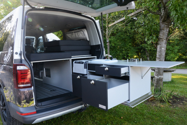 VanEssa Arco System mit Kueche und Doppelbett im VW Multivan