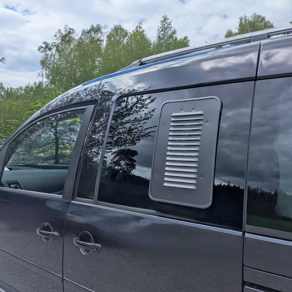 Lüftungsgitter für Schiebefenster VW Caddy / Caddy Maxi 3 / 4 - Fahrerseite