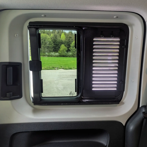 Lüftungsgitter für Schiebefenster VW Caddy / Caddy Maxi 3 / 4 - Beifahrerseite