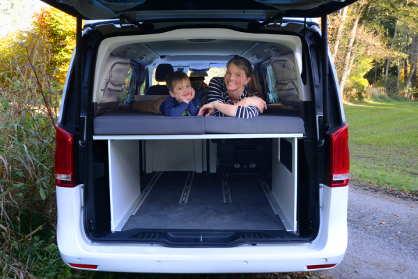 VanEssa Surfer sleeping system divided as a single bed, variable to the double bed in the Mercedes V-Class