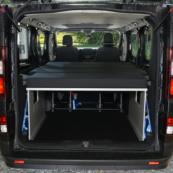 VanEssa Schlafsystem Surfer NV300 im Auto Heckansicht