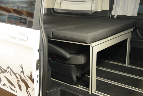 VanEssa Schlafsystem zur Kueche in der Mercedes V-Klasse von vorne