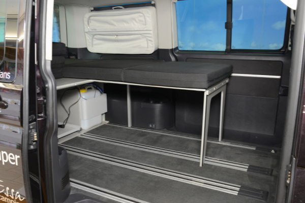 VanEssa Schlafsystem Surfer geteilt zur Kueche als Einzelbett VW T5 / T6 / T6.1