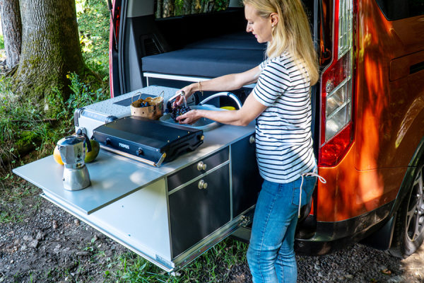 VanEssa Heckauszug Kueche Riva im Ford Tourneo Custom mit Frischwasser-Zulauf