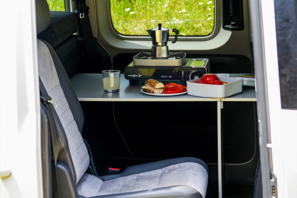 VanEssa Schlafsystem Einzelbett als Tisch im VW Caddy 5 Ford Tourneo Connect 3 Seitenansicht