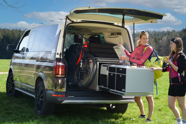 VanEssa Arco System mit Kueche und Doppelbett im VW Multivan