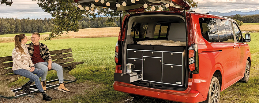 Ford Campervan mit VanEssa Heckküche und Bett